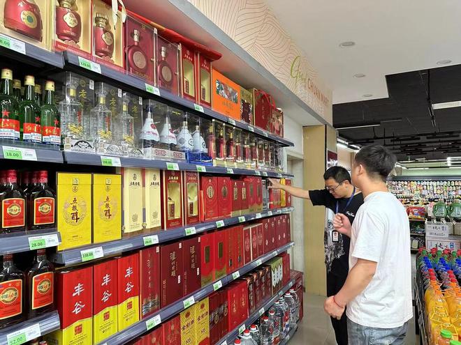 雨城區(qū)開(kāi)展&ldquo;特供酒&rdquo;清源斷鏈奏響&ldquo;舌尖保衛(wèi)戰(zhàn)&rdquo;號(hào)角